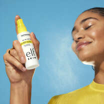 Model Applying SPF Setting Spray 