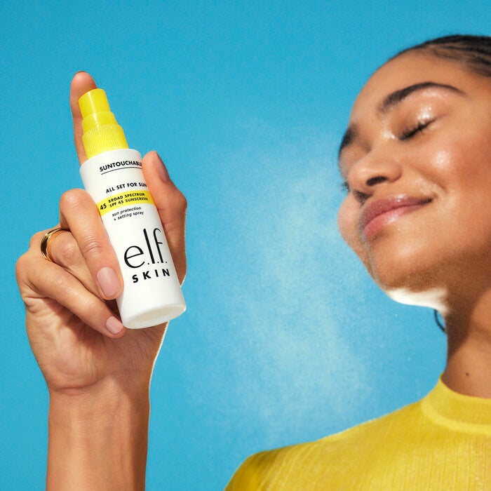 Model Applying SPF Setting Spray 