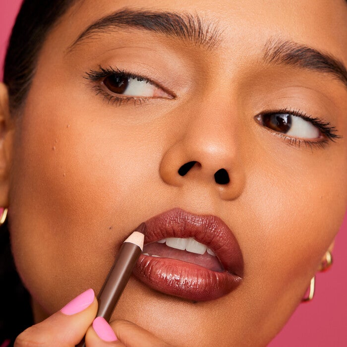 Apply Lip Liner