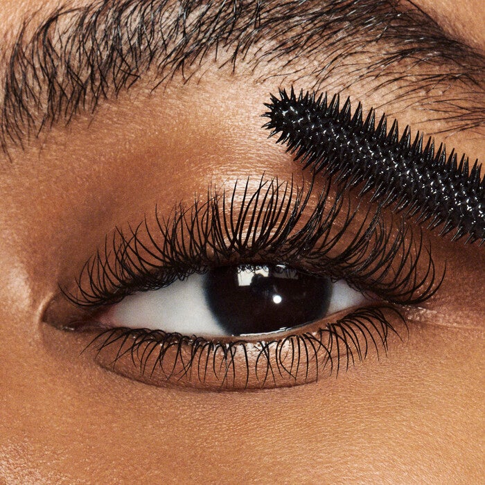 MOdel Applying Black Mascara