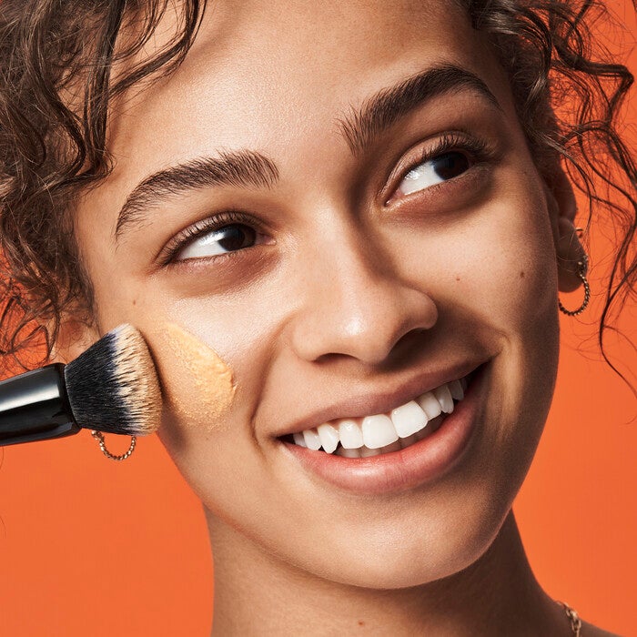 Model Applying Vitamin C Primer
