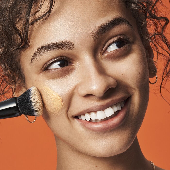 Model Applying Vitamin C Primer