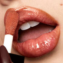 Apply Lip Glow Reviving Oil