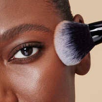 Model Applying Powder